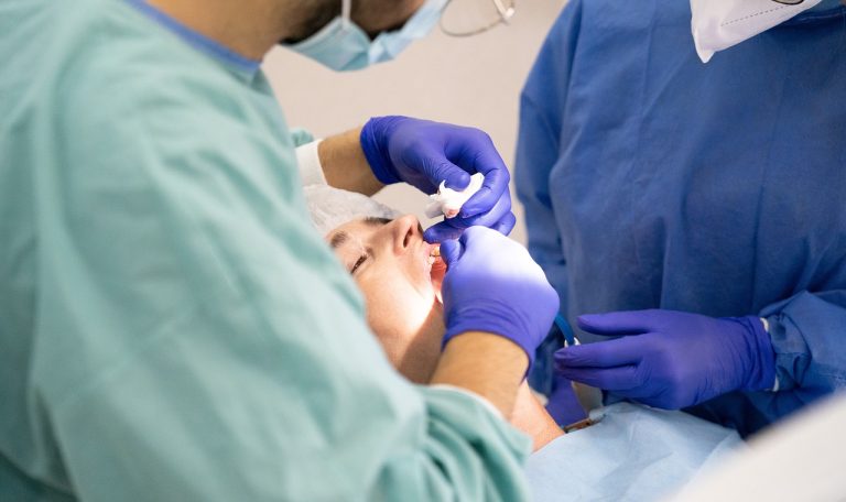 Seramik (Zirkonyum) implant fiyatları hakkında bilgi almak için Dent Akademi İstanbul'u arayabilirsiniz.