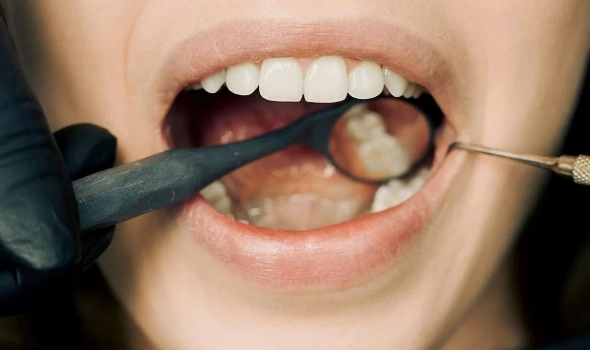 Oral diagnoz, olası ağız ve diş sorunlarını erken aşamada tespit etmeye yarar.