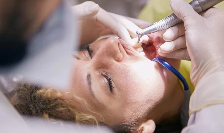 Periodontoloji diş eti hastalıkları ile ilgilenir.