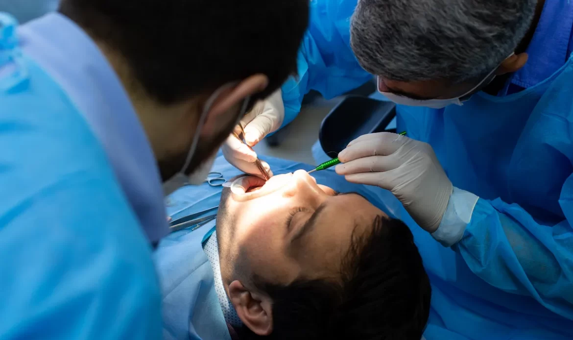 Rehberli implant cerrahisi, bilgisayar ortamında planlanan ve özel bir cerrahi rehber ile uygulanan bir implant tedavisi şeklidir.