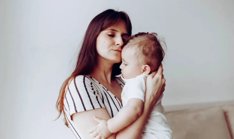 Diş çıkarma döneminde huzursuz bir bebek ve diş kaşıyıcı