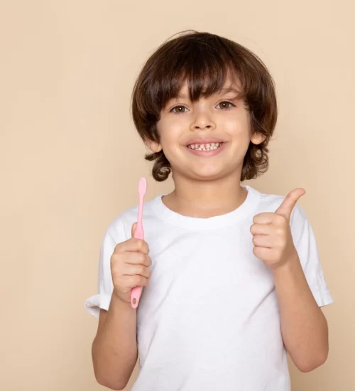 çocuklarda süt dişleri en erken 5 yaşında dökülebilir.