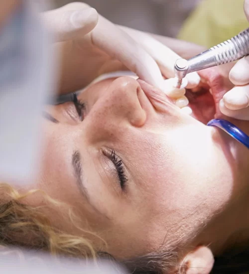 Periodontoloji diş eti hastalıkları ile ilgilenir.